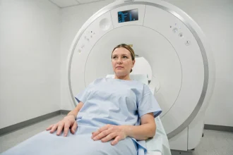 Femme allongée dans un scanner médical lors d'un examen des sinus en milieu hospitalier